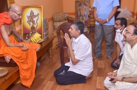 K. N. Radhakrishnan visits Udupi Sri Krishna Matha