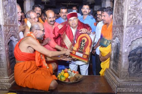 Governor Thaawarchand Gehlot visits Udupi Sri Krishna Matha