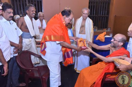 Veerappa Moily visits Udupi Sri Krishna Matha