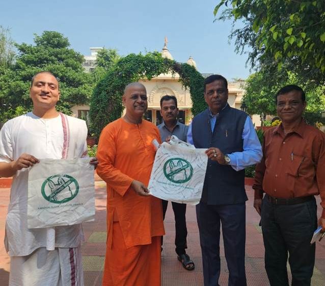  National Sugar Institute donates 100 cloth bags for distribution in schools under Special Campaign 2.0￼