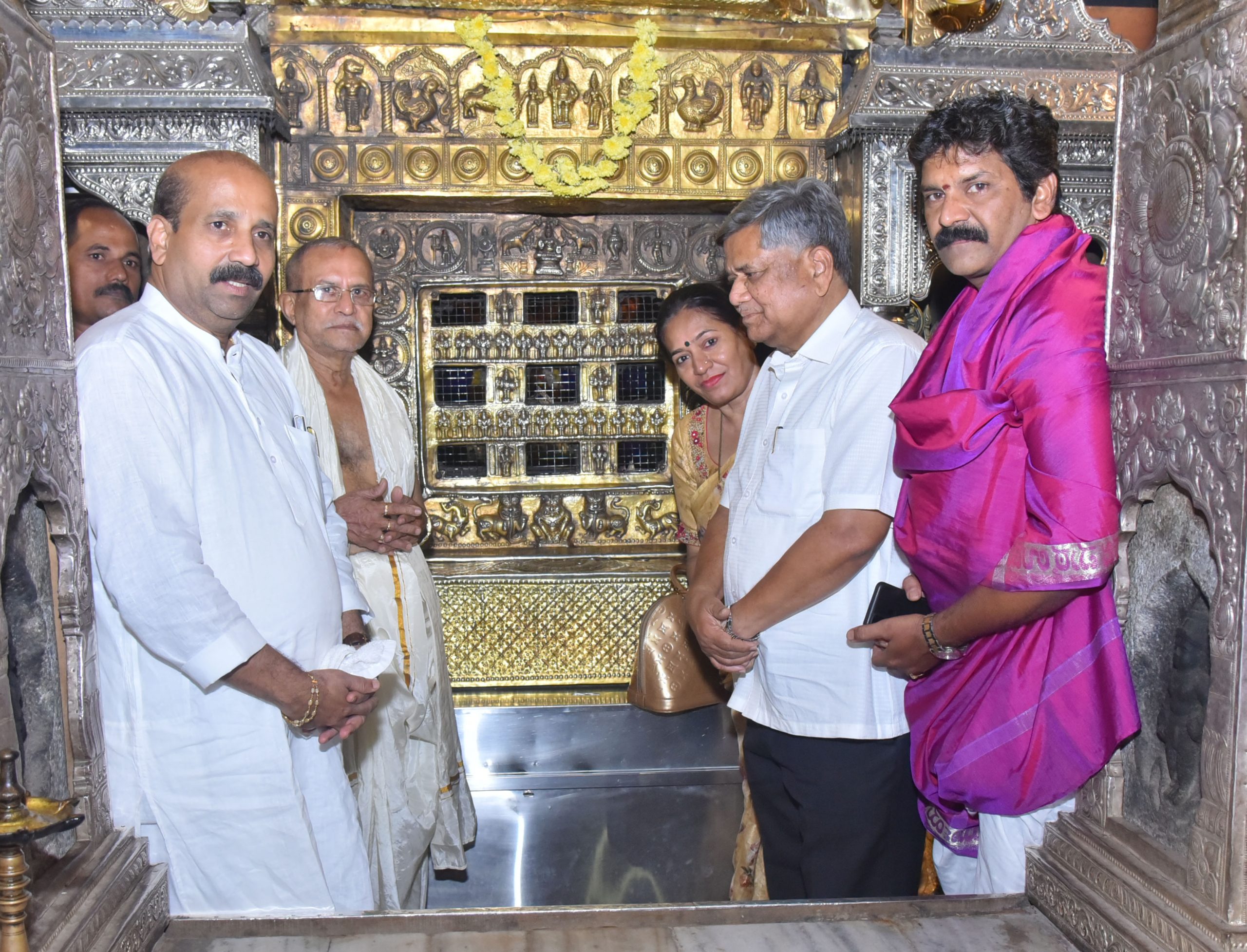 Jagadish Shettar visits Udupi Sri Krishna Matha