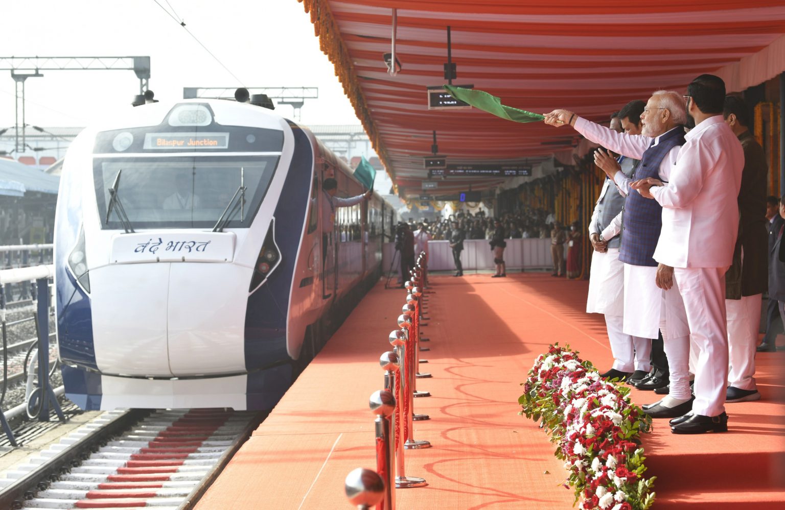 PM Modi Flags Off Vande Bharat Express From Nagpur Railway Station ...