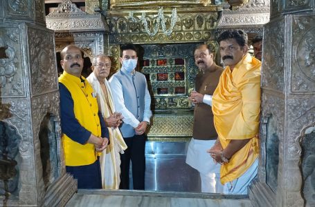 Anurag Singh Thakur visits Udupi Sri Krishna Matha