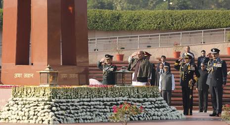  Rajnath Singh lays wreath at National War Memorial on the occasion of Vijay Diwas