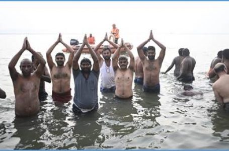8th batch of Tamil delegates attending ‘Kashi Tamil Sangamam’ take a holy dip at Hanuman Ghat