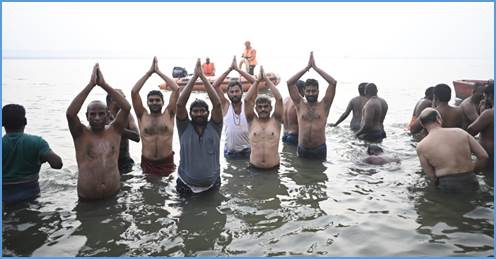  8th batch of Tamil delegates attending ‘Kashi Tamil Sangamam’ take a holy dip at Hanuman Ghat