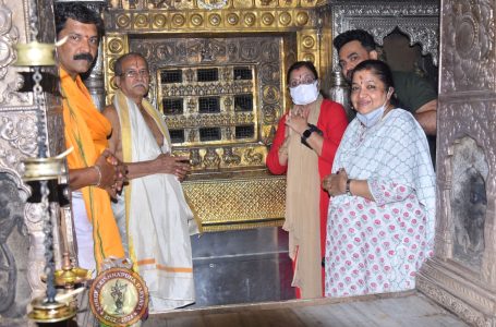 KS Chithra visits Udupi Sri Krishna Matha