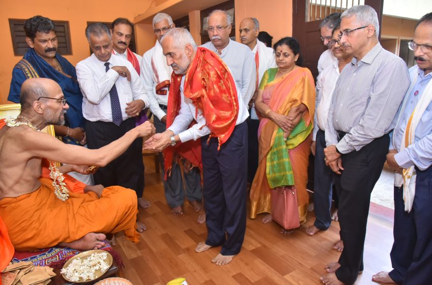  Karnataka Bank Chairman visits Udupi Sri Krishna Matha