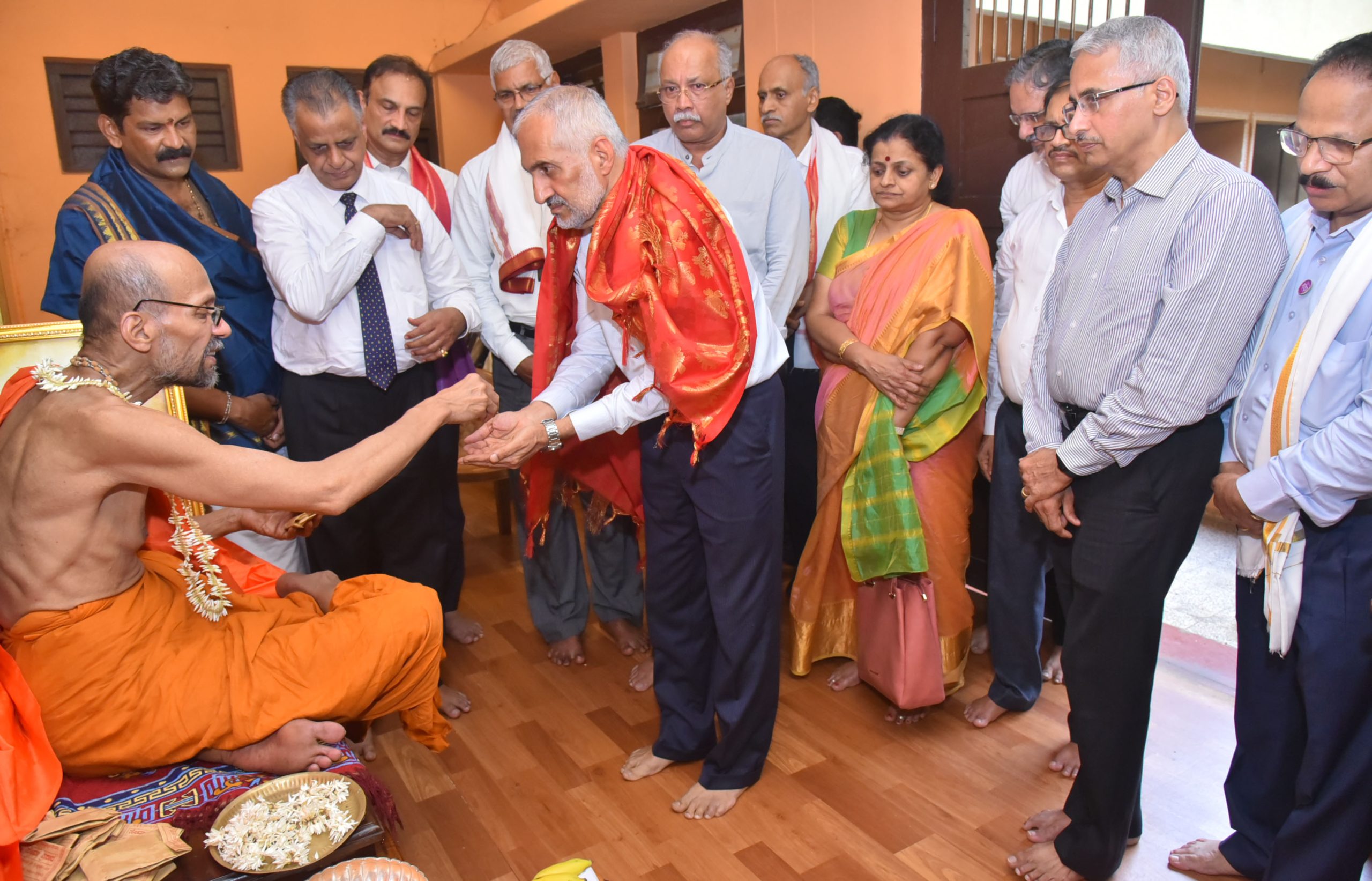 Karnataka Bank Chairman visits Udupi Sri Krishna Matha