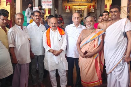 CM Basavaraj Bommai Seeks Blessings at Kateel Sri Durgaparameshwari Temple