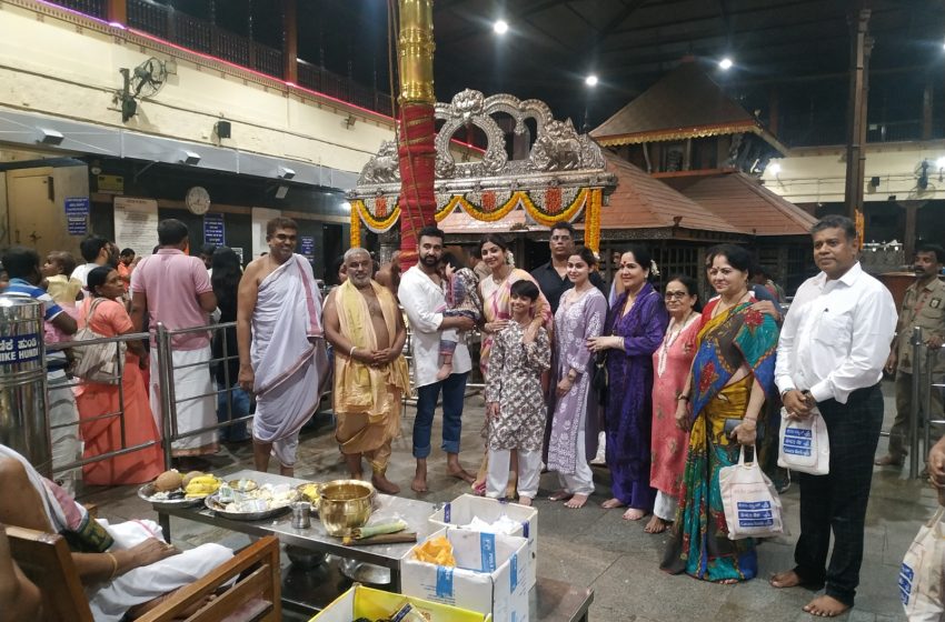  Bollywood star Shilpa Shetty offers prayers at Kateel Sri Durgaparameshwari Temple