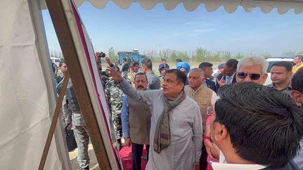  Gadkari and Lieutenant Governor of Jammu and Kashmir inspect Srinagar – Banihal section