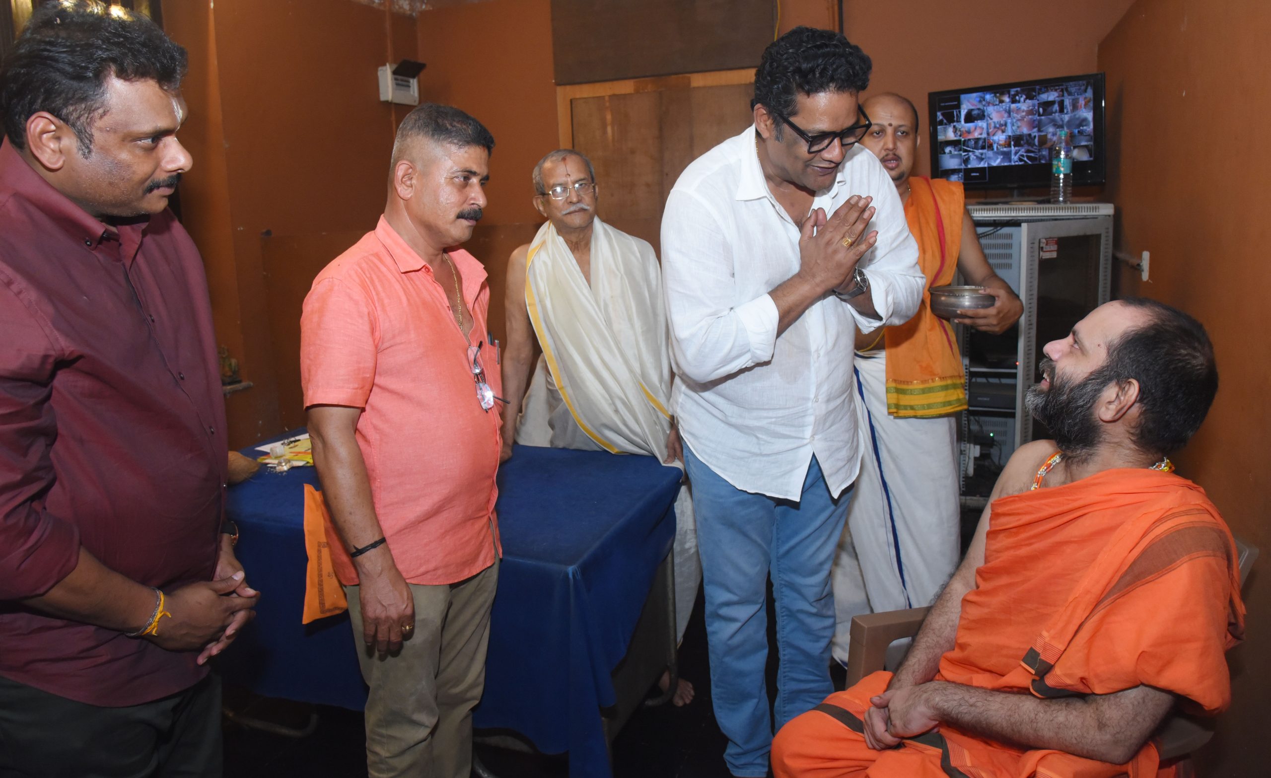 Actor Ravi Shankar visits Udupi Sri Krishna Matha