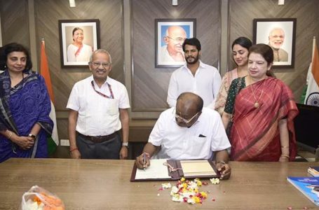 H. D. Kumaraswamy assumes charge of Ministry of Steel