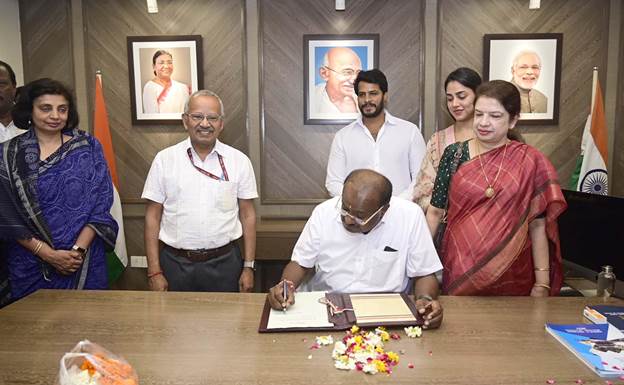  H. D. Kumaraswamy assumes charge of Ministry of Steel