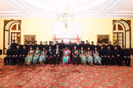 Probationers of Military Engineer Services call on the President