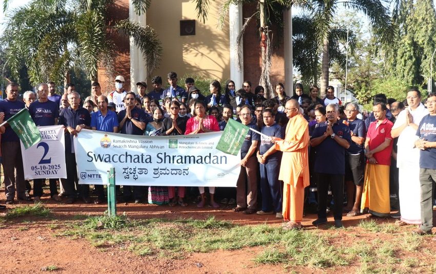  Citizens Join Ramakrishna Mission Swacch Mangaluru Abhiyan Around Mangaluru Clock Tower