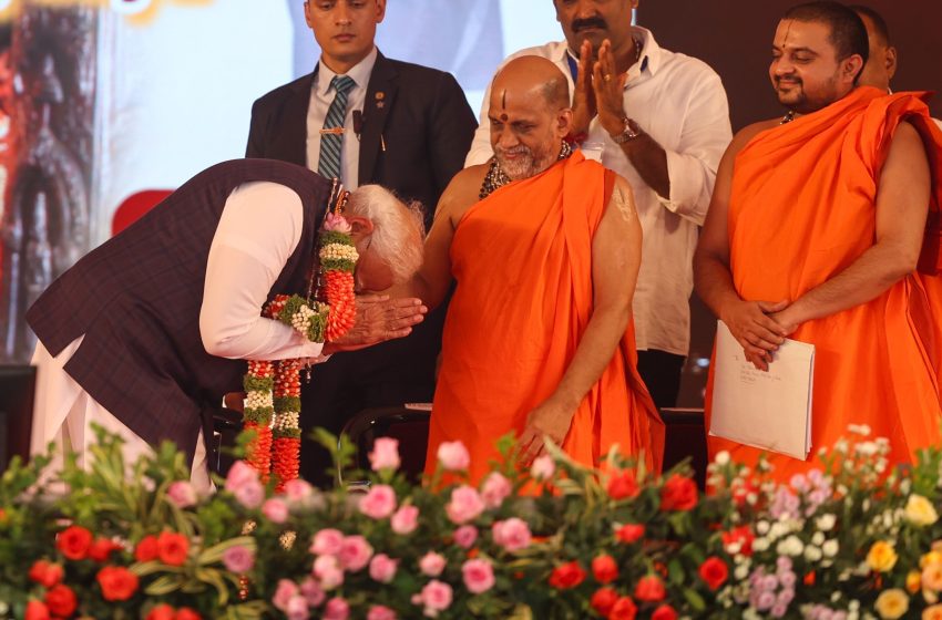  PM Modi addresses Laksha Kantha Gita Parayana programme at Udupi Sri Krishna Matha